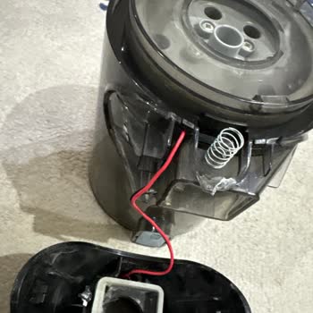 Arnica Şarjlı Dik Süpürge Toz Haznesi Beklenmedik Şekilde Kırıldı