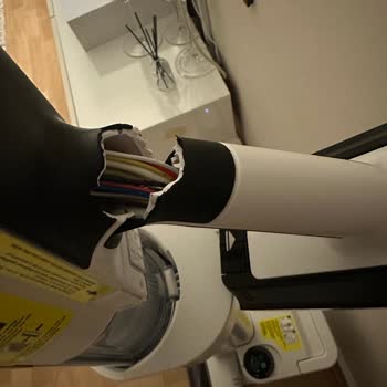 Shark Ninja Dikey Süpürge Kırıldı Ve Çekiş Gücü Yetersiz