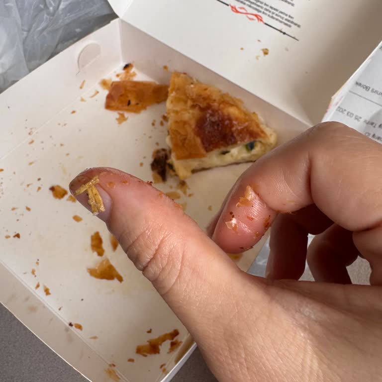 Tahta Parçası Çıkan Börekte Sağlık Tehlikesi Ve İletişim Eksikliği