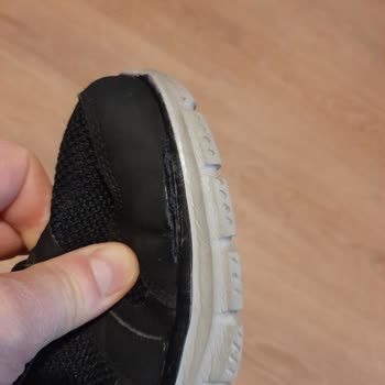 Skechers Ayakkabısında Boya Dökülmesi Ve Yan Yırtılması Nedeniyle Değişim Talebi