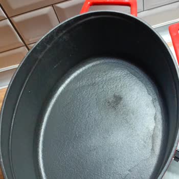 Lava Döküm Tencerelerde Kullanım Talimatına Uygun Olmasına Rağmen Kararma, Beyazlama Ve Deformasyon