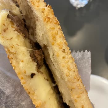 Köfteci Yusuf’ta Sipariş Yanlış Alındı, Meze Fırlatıldı Ve Kirli Çatal Bırakıldı