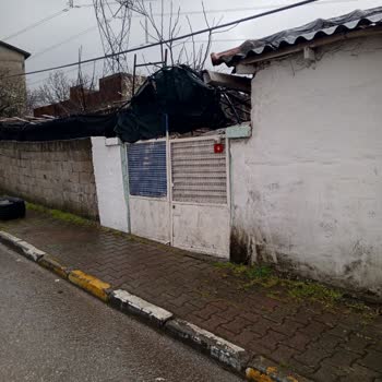 Kabloların Düşük Seviyede Asılı Olması Çocuk Ve Araç Güvenliğini Tehdit Ediyor