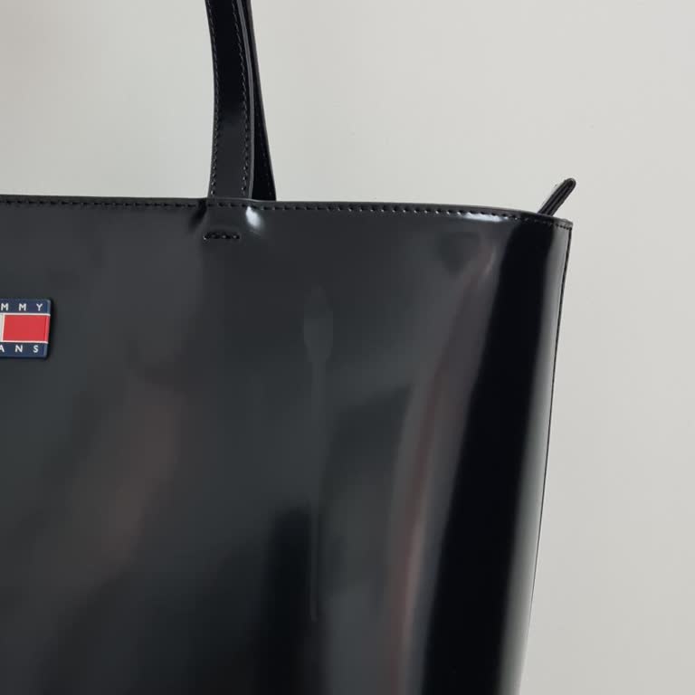 Kolonyadan Oluşan Deformasyon Nedeniyle Tommy Hilfiger Çantada Kalite Sorunu