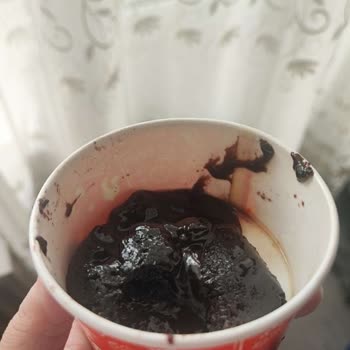 Kanlı Tavuk Kanatları Ve Yanmış Koku İçeren Siparişte Sağlık Riski