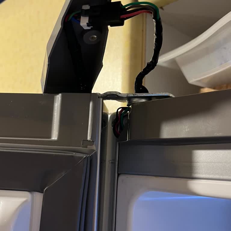 Serviste Bozulmuş Buzdolabının Ücretsiz Değişim Talebi Ve Haksız Ücret İddiası