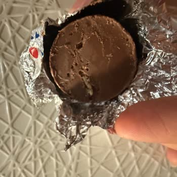 Ülker Ece Çikolatayı Yerken İçinden Kurt Çıktığını Fark Ettik