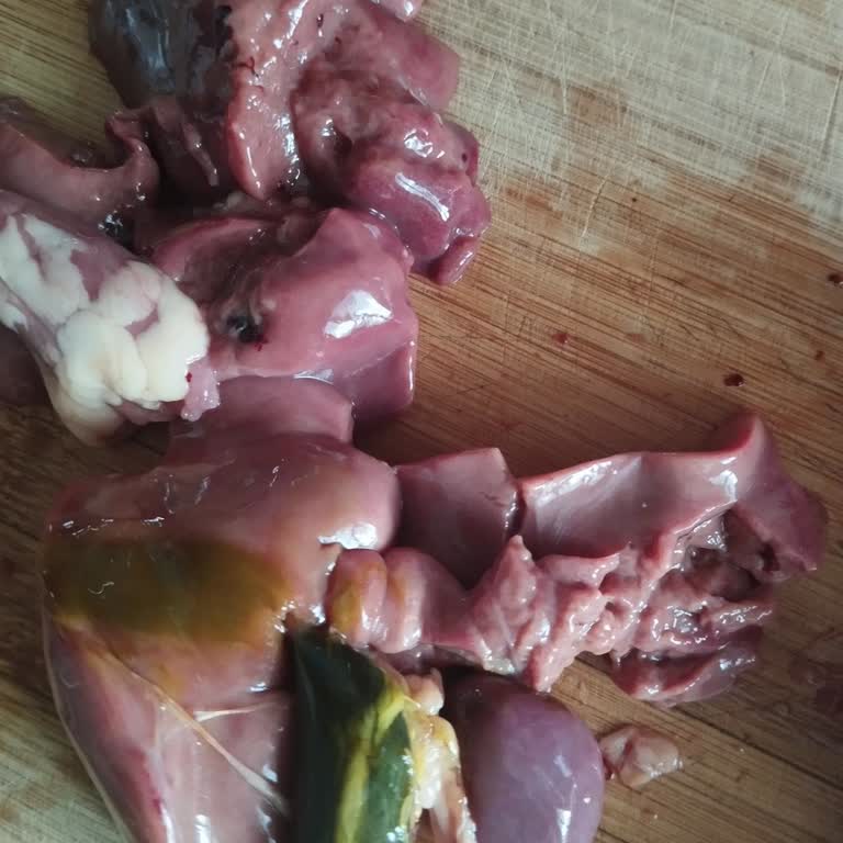 Erpiliç Ciğer Ürününde Safra Kesesi Benzeri Parça Ve Kötü Koku