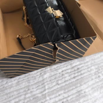 Kırık Kutu Ve Çizik Tokalarla Gelen Derimod Çantası Kullanılamaz