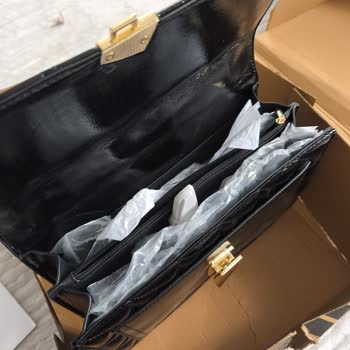 Kırık Kutu Ve Çizik Tokalarla Gelen Derimod Çantası Kullanılamaz