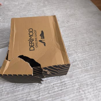 Kırık Kutu Ve Çizik Tokalarla Gelen Derimod Çantası Kullanılamaz