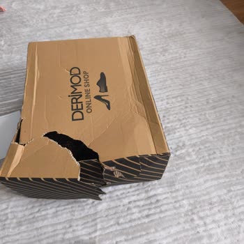 Kırık Kutu Ve Çizik Tokalarla Gelen Derimod Çantası Kullanılamaz