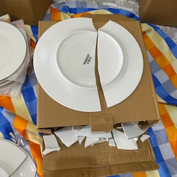 Kırık Yemek Takımları Ve Canlı Müşteri Hizmetine Erişilememesi
