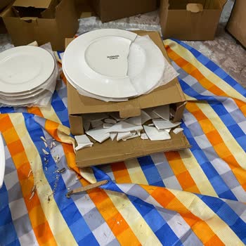 Kırık Yemek Takımları Ve Canlı Müşteri Hizmetine Erişilememesi