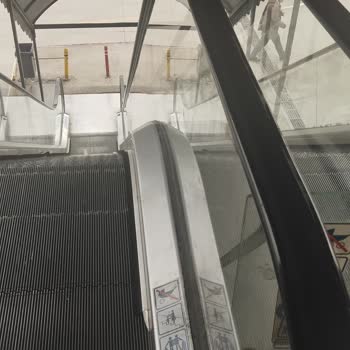 Üç Yıldır Çözülmeyen Yürüyen Merdiven Yaşlı Ve Engelli Müşterileri Zor Duruma Sokuyor