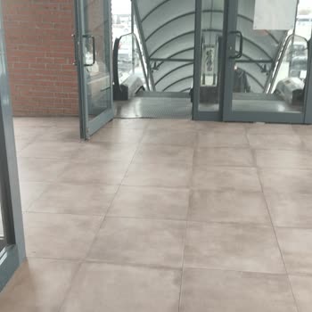 Üç Yıldır Çözülmeyen Yürüyen Merdiven Yaşlı Ve Engelli Müşterileri Zor Duruma Sokuyor