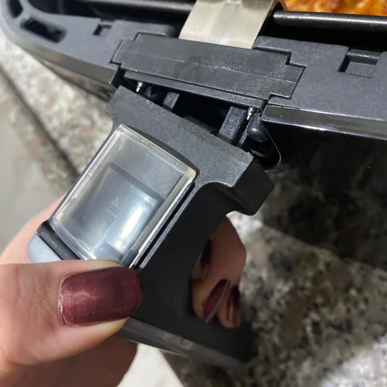 Schafer Thermochef XL Airfryer İlk Kullanımda Sapı Kırıldı, Acil Değişim Talebi