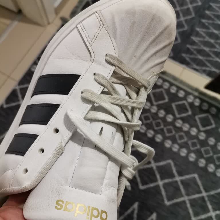 FLO Mağazasının Fotoğraf İncelemesiyle Sol Adidas Ayakkabısındaki Üretim Hatası Şikayeti