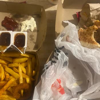 Köfteci Yusuf Şubesinde Hamburgerde Yabancı Madde Ve Sağlık Endişesi