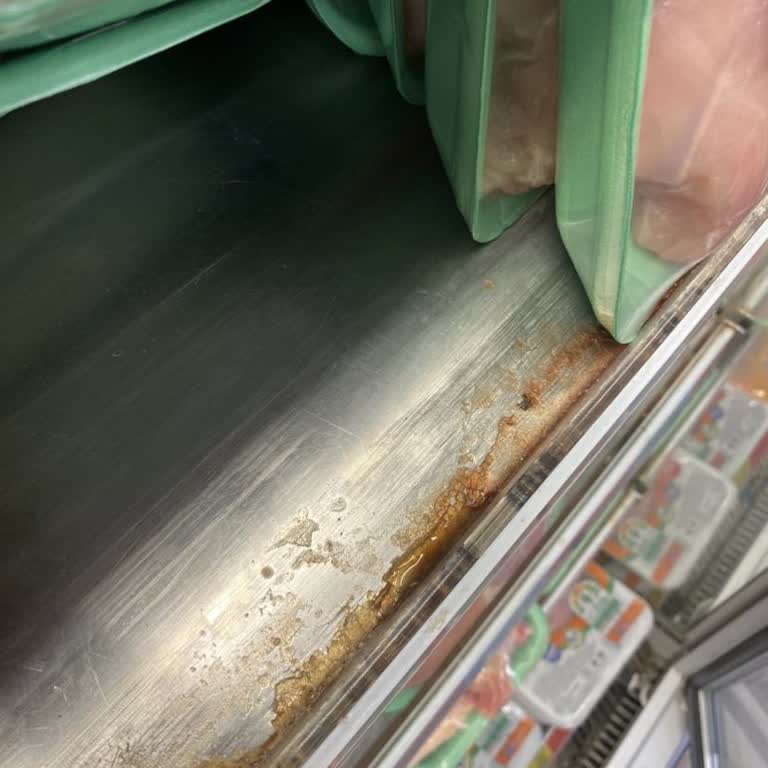 Pendik Migros Şubesinde Tavuk Reyonunda Hijyen İhlali Ve Kirli Görüntüler