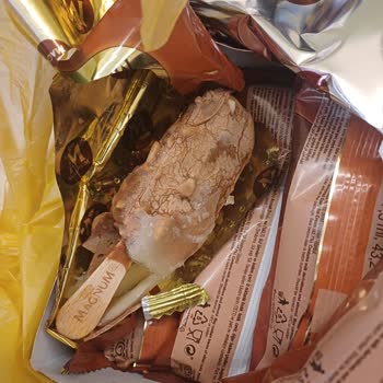 Şok Markette Bozulmuş Magnum Mini Bademli Dondurma Üzerine Şikayet