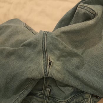 Mavi Jean Pantolonunun Erken Yırtılması Ve Mağaza İlgisizliği