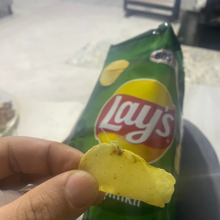 Lays Cips Paketi İçinde Naylon Parçası Bulunması Sağlık Endişesi Yarattı