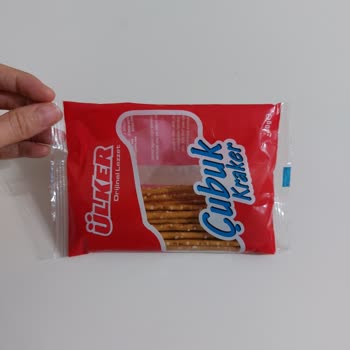 Ülker Çubuk Kraker Pakette 40g Yazıyor: Gerçekte 20g