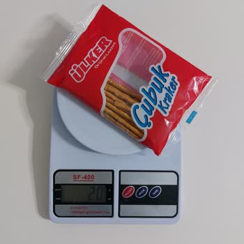 Ülker Çubuk Kraker Pakette 40g Yazıyor: Gerçekte 20g