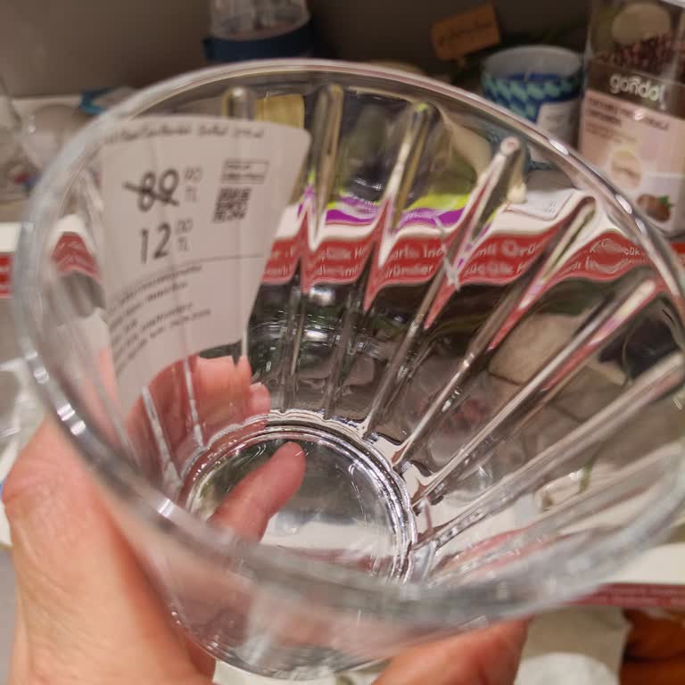 İndirim Reyonunda Çatlak Cam Bardak Ve Kırık Kaşıkların Satışı