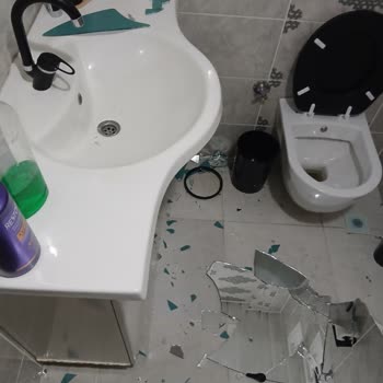 Zayıf Yapıştırıcı Nedeniyle Düşen Banyo Aynası, Güvenlik Riski Ve Uzayan Teslimat