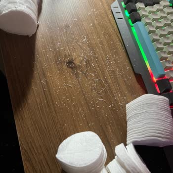 Pamuklu Makyaj Temizleme Pamuğu Parçalanıyor Gözlere Kaçıyor