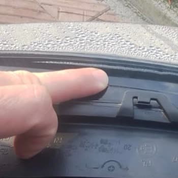 Manisa Renault Servisinde Farlar Kırıldı Ve İçinde Buhar Oluştu