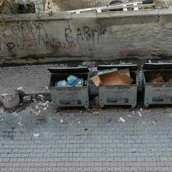 Selamet Apartmanı Çöp Konteyner Kokusundan Ve Dökülmelerinden Meram Belediyesi Çözüm Getiremiyor