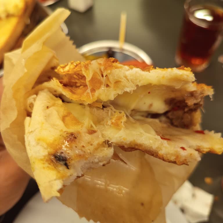 Köfteci Y**** Şubesinde Az Gramaj Ve Kötü Çalışan Tutumu