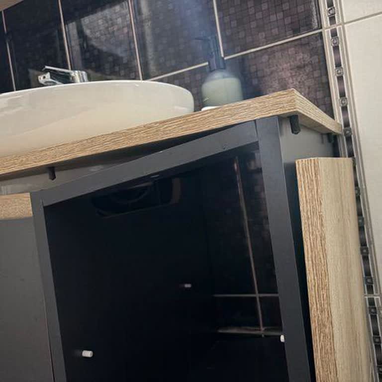Kalitesiz Banyo Dolabı Kısa Sürede Dağıldı, Montaj Ve Onarım Maliyeti Müşteri Üzerinde