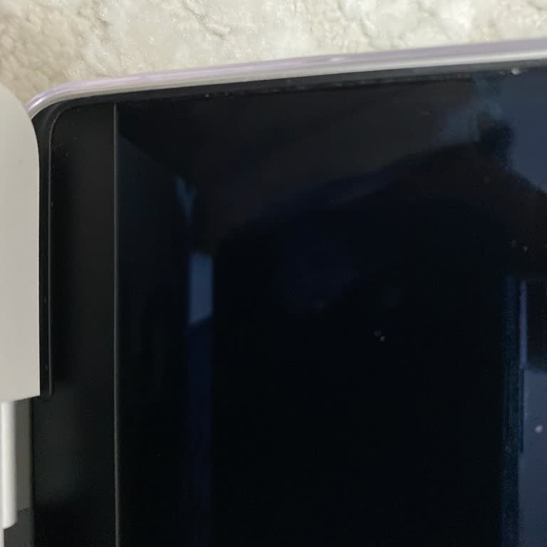 Apple MacBook M3 Pro Screen Crack Appears Without Any Physical Damage