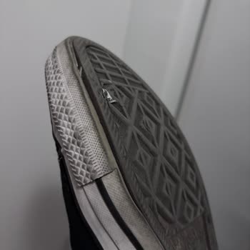 Converse Chuck Taylor Ayakkabısının Kısa Sürede Tabanı Açıldı