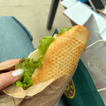 Getir Ve Kahve Dünyası'ndan Gelen Çamurlu Ve Böcekli Sandviçte Hijyen Skandalı