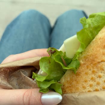 Getir Ve Kahve Dünyası'ndan Gelen Çamurlu Ve Böcekli Sandviçte Hijyen Skandalı