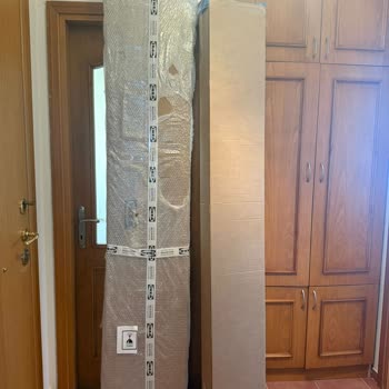 İKEA Billy Kitaplık Nakliye Ücretine Rağmen Daire Kapısının Önüne Bırakıldı