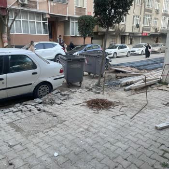 Güngören Belediyesi'ne Cam Önündeki Çöp Kovaları İçin Acil Çözüm Talebi