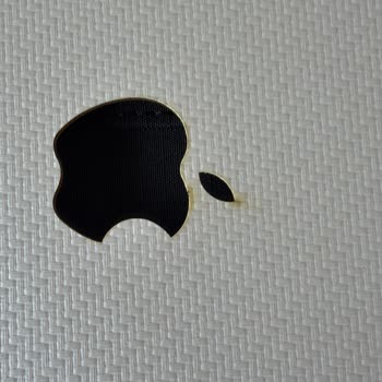 Defolu Ve Sararmış MacBook Pro Kılıfı İçin Hızlı Değişim Talebi