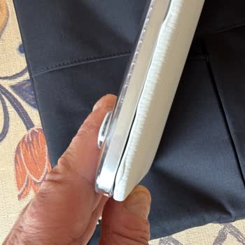 Defolu Ve Sararmış MacBook Pro Kılıfı İçin Hızlı Değişim Talebi