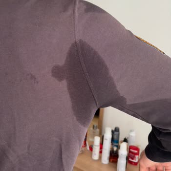 Su Geçirmez Kayak Montu Yağmurda Dökülüyor, Mağaza Kullanıcıyı Suçu Atıyor