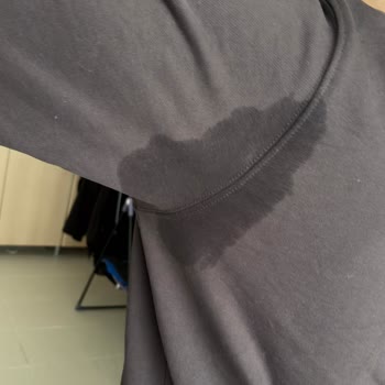 Su Geçirmez Kayak Montu Yağmurda Dökülüyor, Mağaza Kullanıcıyı Suçu Atıyor