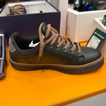 Sağlık Sorunu Yaratan Ayakkabı Ve Kaba Mağaza Personeli İadesi Talebi