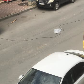 TurkNet’in Kabloları Sokakta Yatıyor: Çocuklar İçin Ciddi Güvenlik Riski