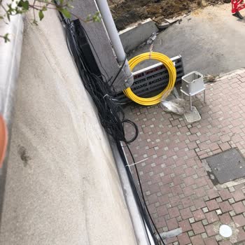 TurkNet’in Kabloları Sokakta Yatıyor: Çocuklar İçin Ciddi Güvenlik Riski