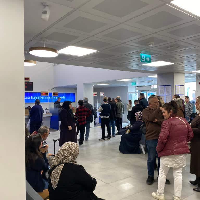 Kırıkkale İş Bankası Şubesinde Yoğun Kalabalık Ve Yetersiz Oturma Alanı Şikayeti